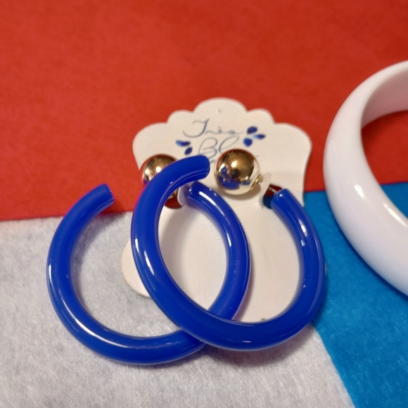 Très Bleu per la mer Earrings 2" Blue Acrylic Hoop AND 8" White Resin Bangle - Picture 2 of 8